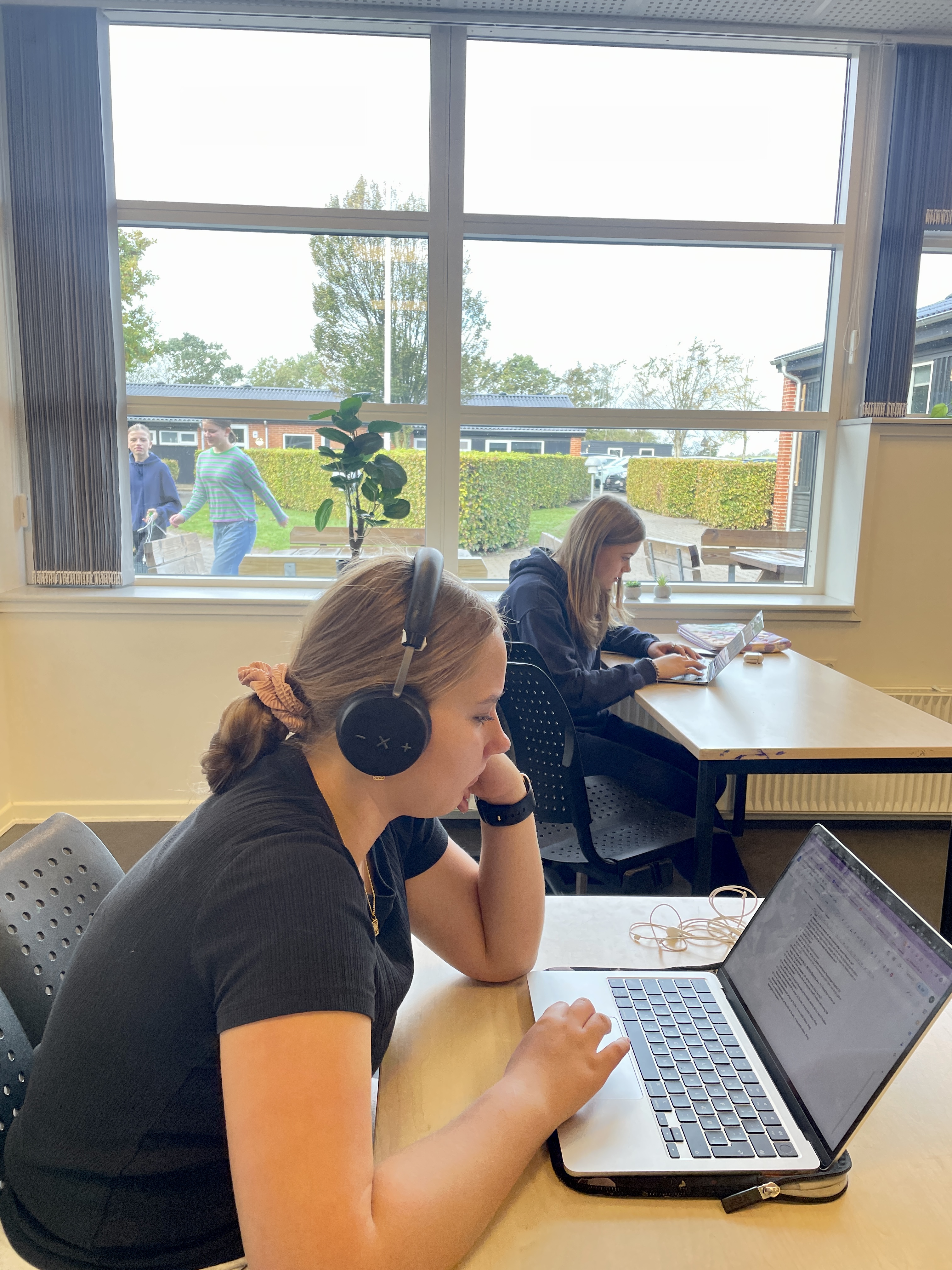 To piger fra Sdr. Felding Efterskole fokuserer på skolearbejde